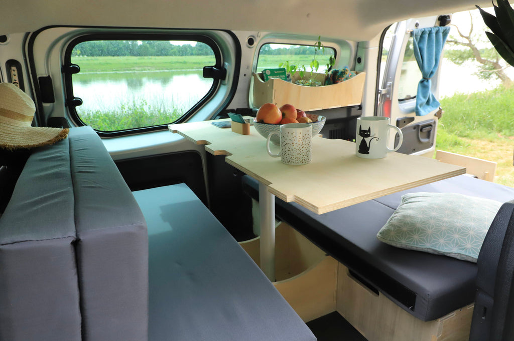 Wie rüste ich meinen Peugeot Partner für eine Reise als Camper aus?